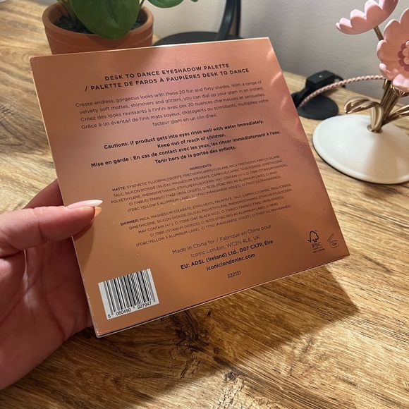 ICONIC LONDON • DESK TO DANCE • EYESHADOW PALETTE - Picture 6 of 6